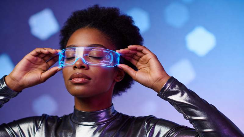 女性佩戴发光未来感智能眼镜体验科技图片