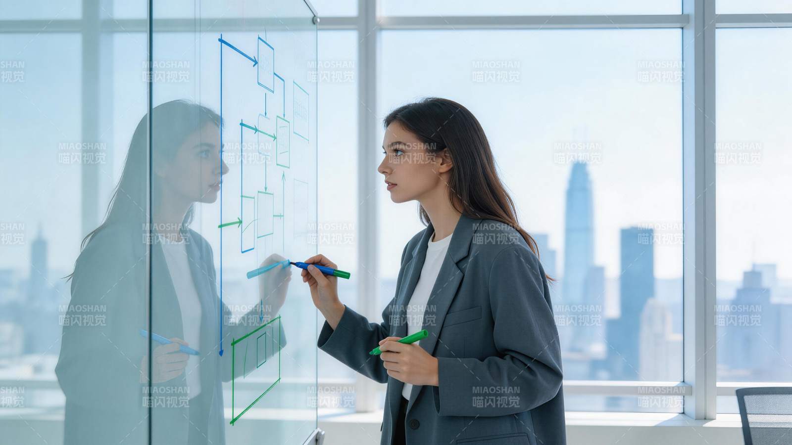 职场女性在玻璃白板前绘制流程图图片