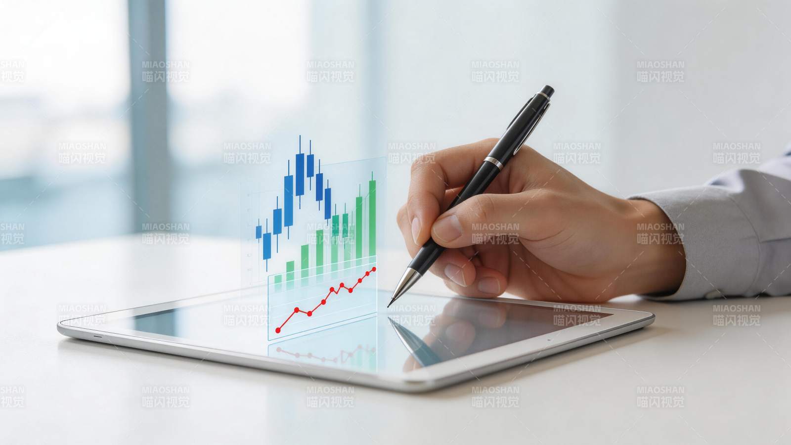 手持钢笔指向平板电脑上的金融图表数据图片