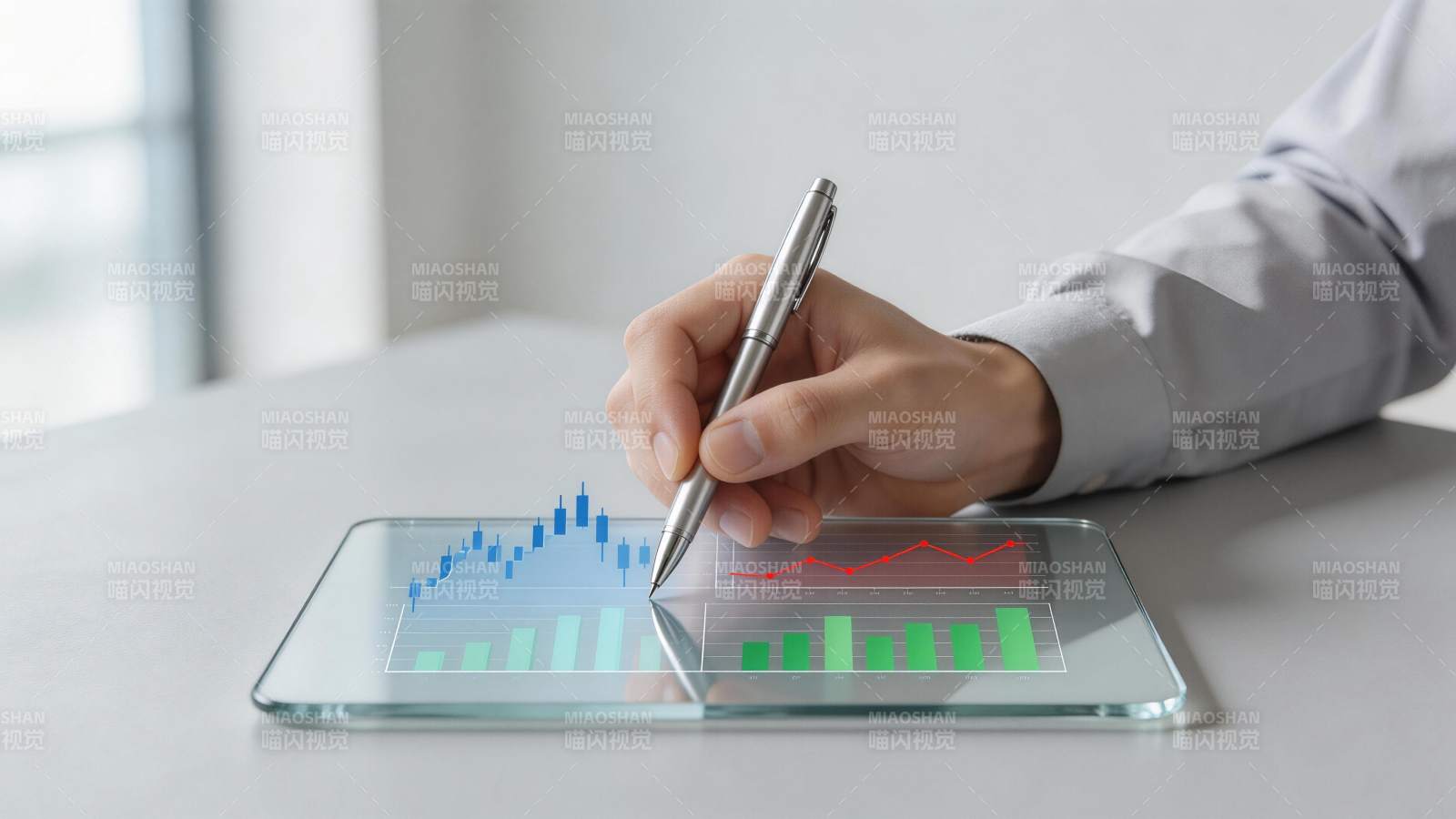 手持钢笔在透明平板上分析数据图表图片