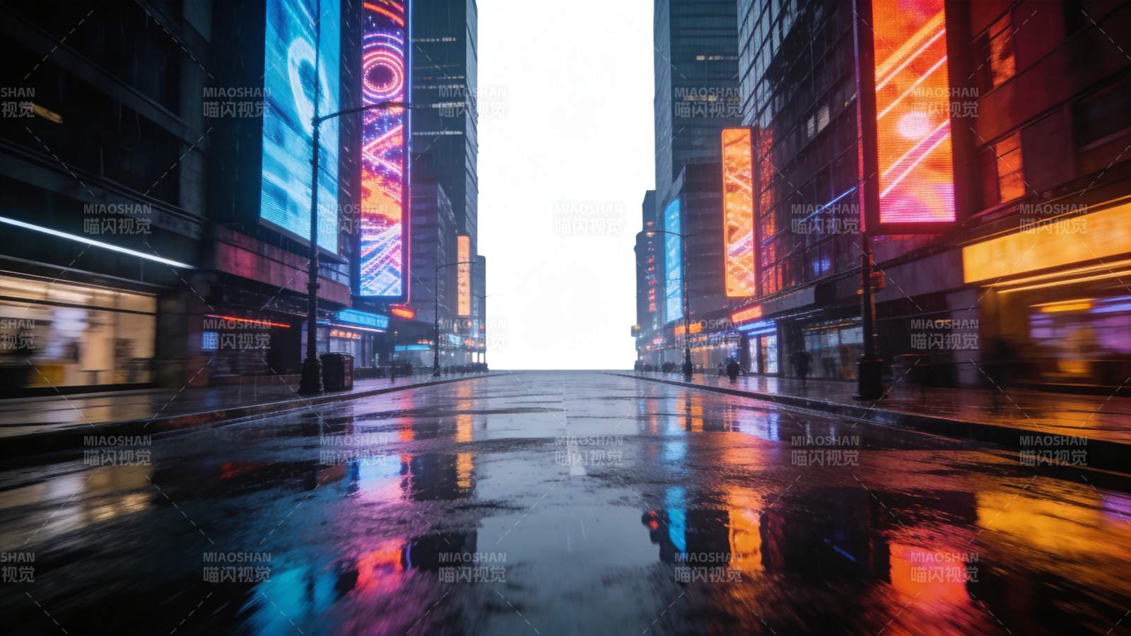 雨夜城市街道霓虹灯光映照湿漉路面图片