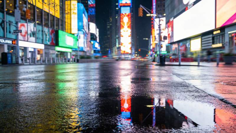 雨夜城市街道霓虹灯光倒影实景图片