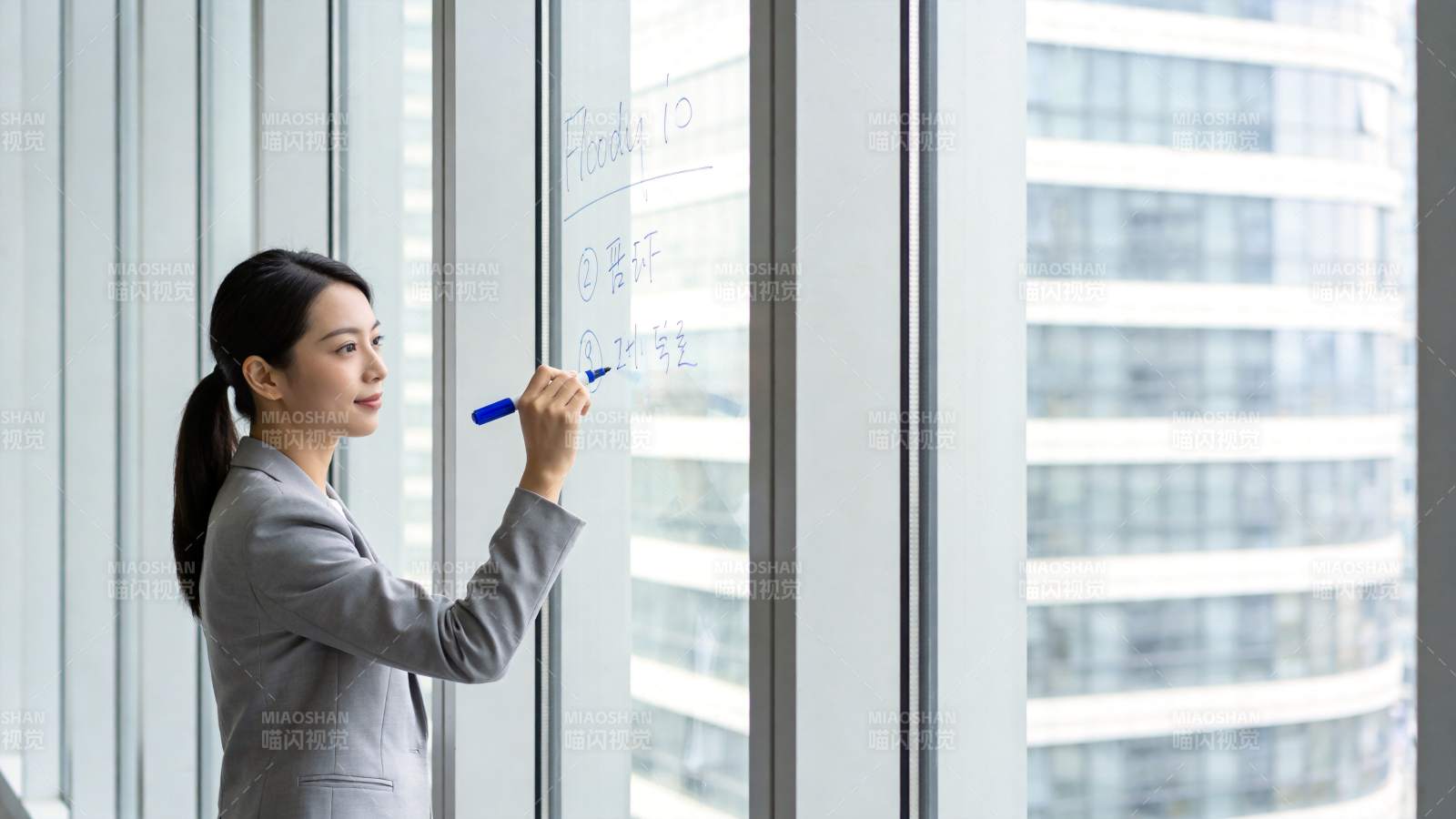 职场女性在玻璃白板书写工作内容图片