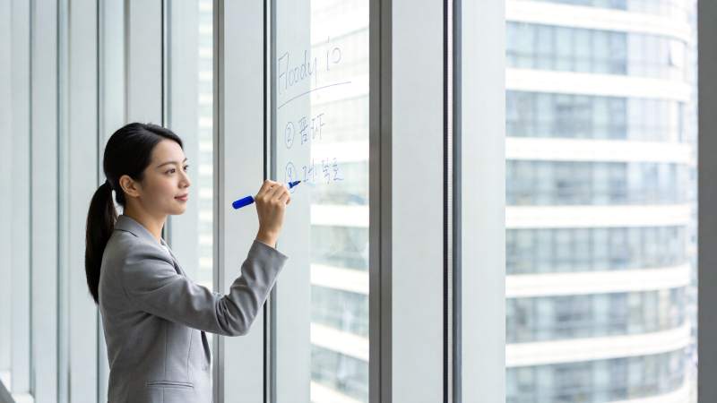 职场女性在玻璃白板书写工作内容图片