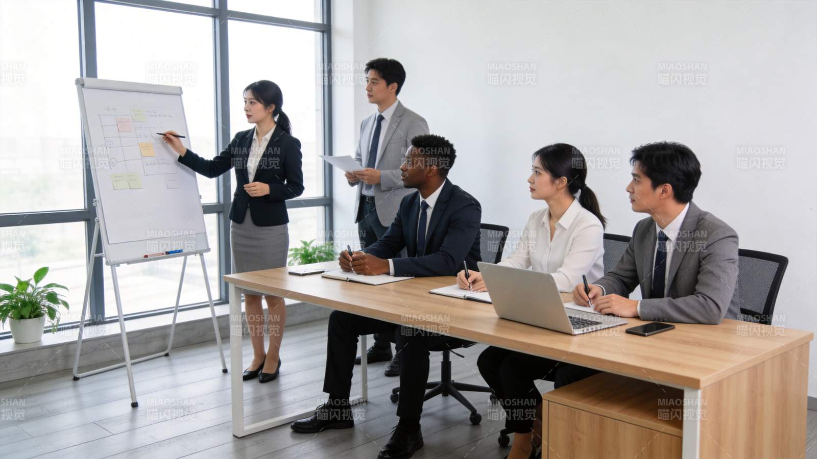 职场女性在白板前进行项目方案讲解演示图片