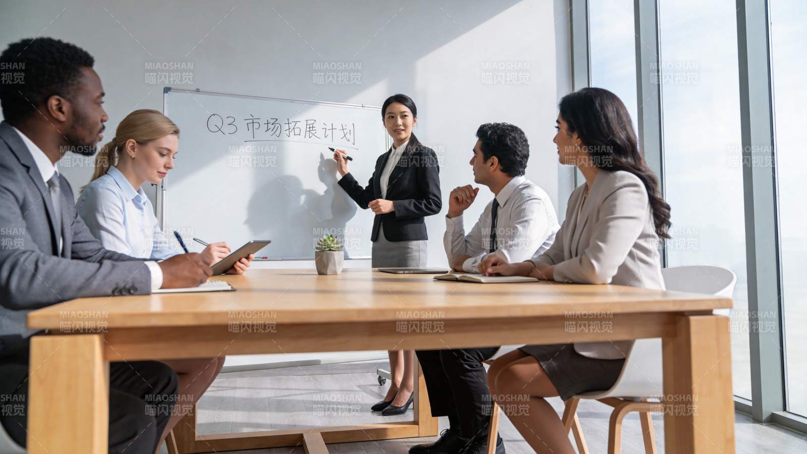 商务团队在会议室讨论Q3市场拓展计划图片