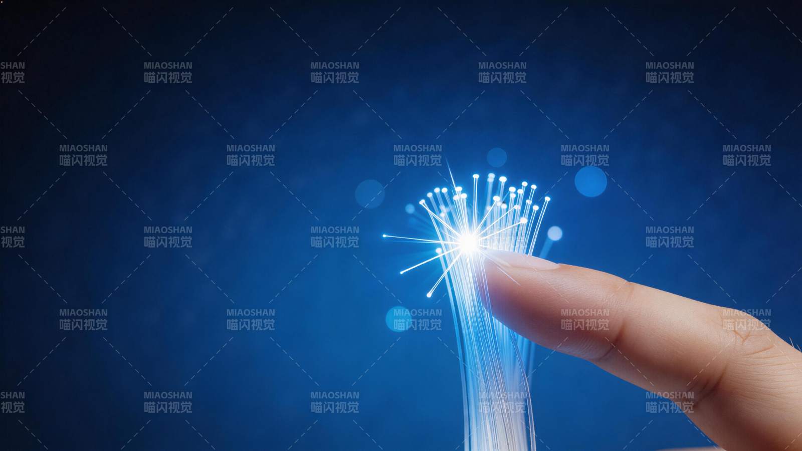 手指触碰发光光纤束呈现科技感光效图片