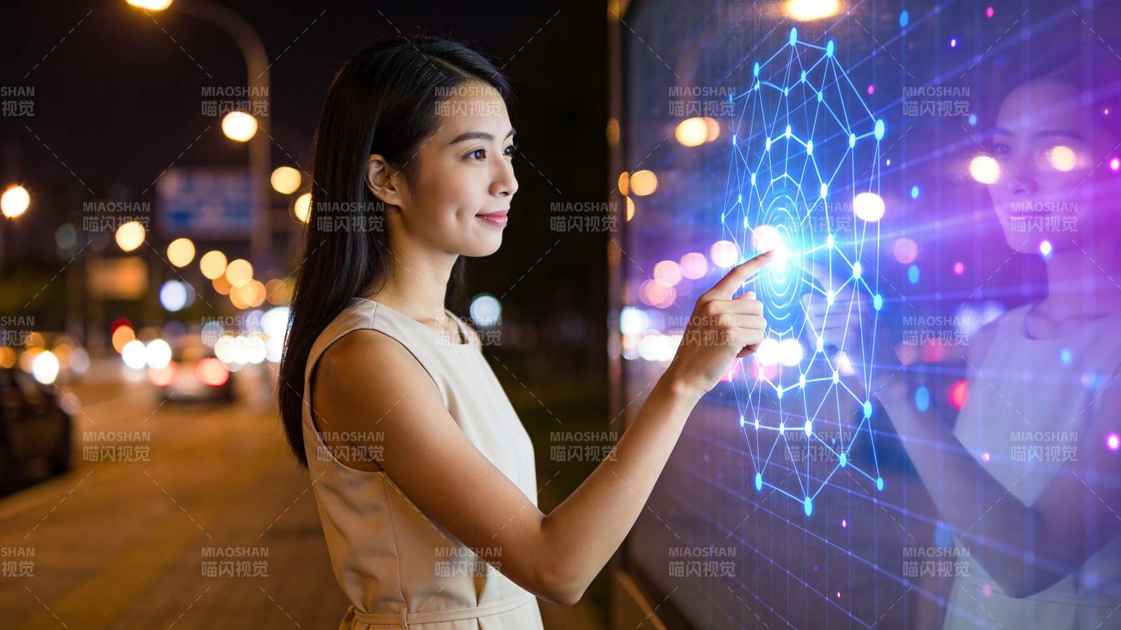 女性夜间触控交互全息网络界面图片