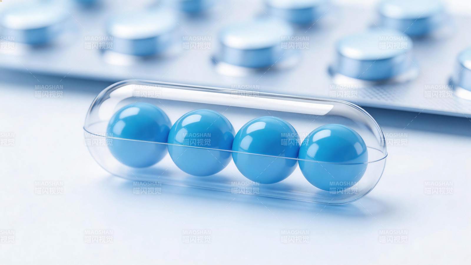 透明胶囊内装四颗蓝色药丸特写图片