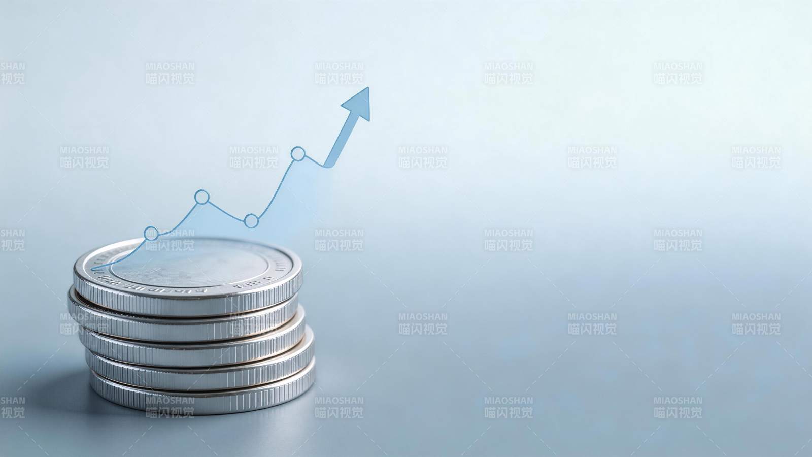 硬币堆叠上方绘制上升趋势箭头图表图片