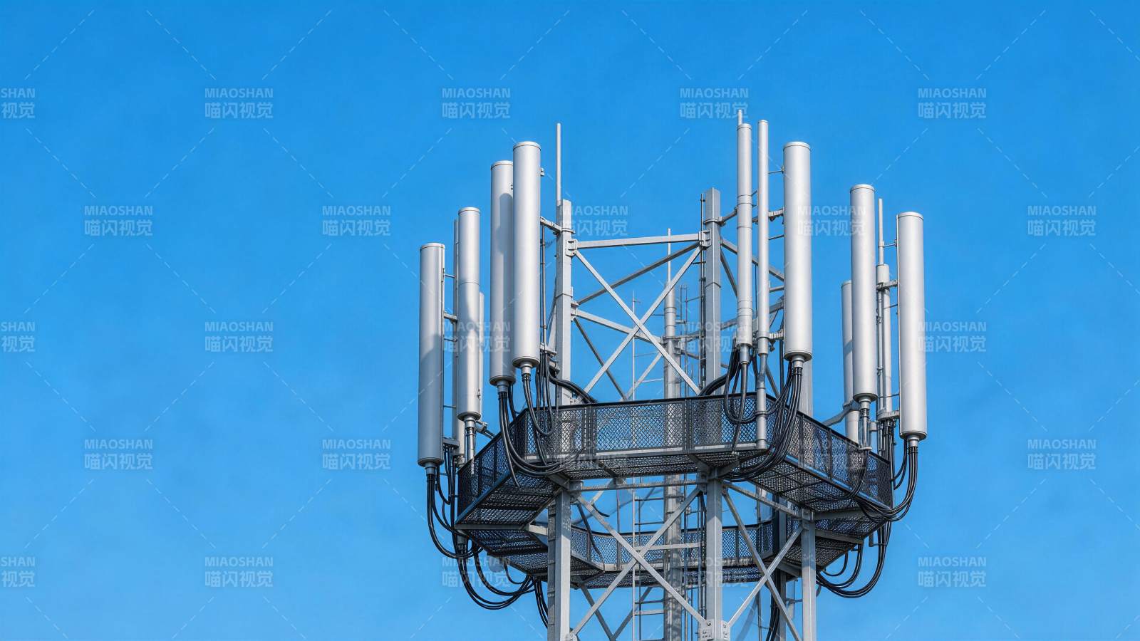 通信基站天线阵列在蓝天背景下的特写图片