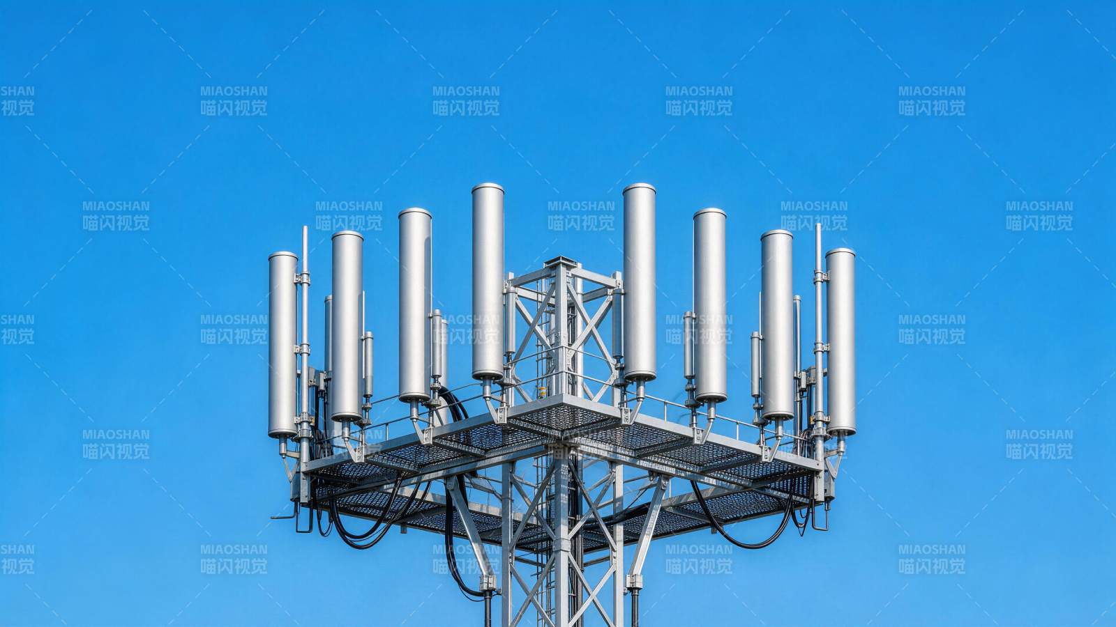 通信基站天线阵列在晴朗蓝天背景下图片