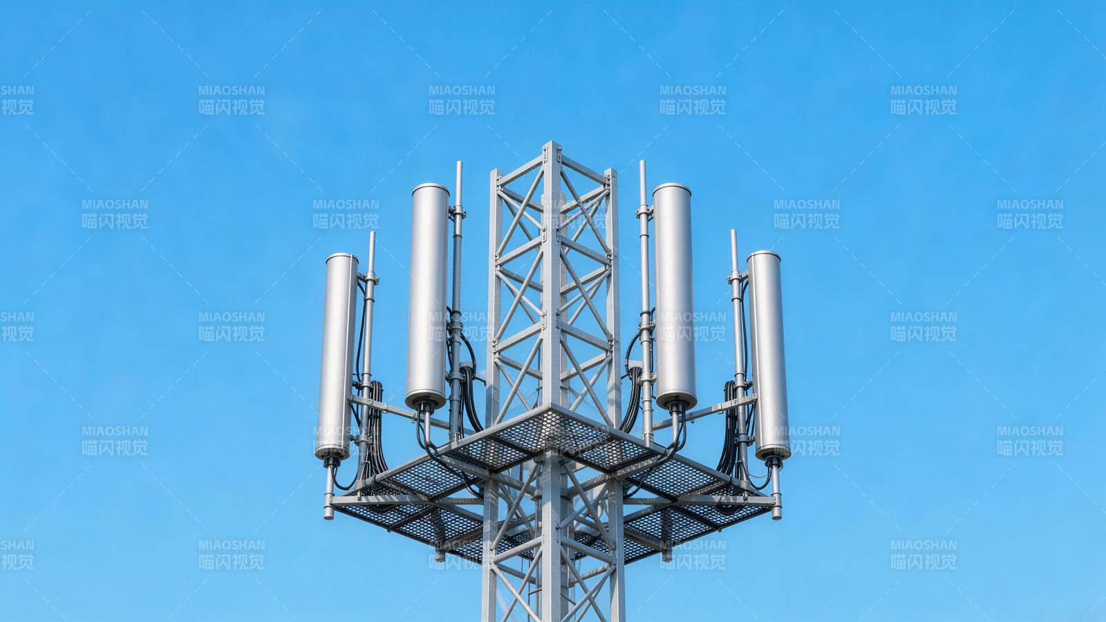 通信基站天线阵列与金属支架结构特写图片