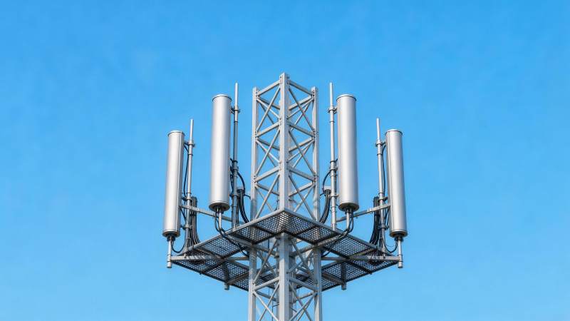 通信基站天线阵列与金属支架结构特写图片