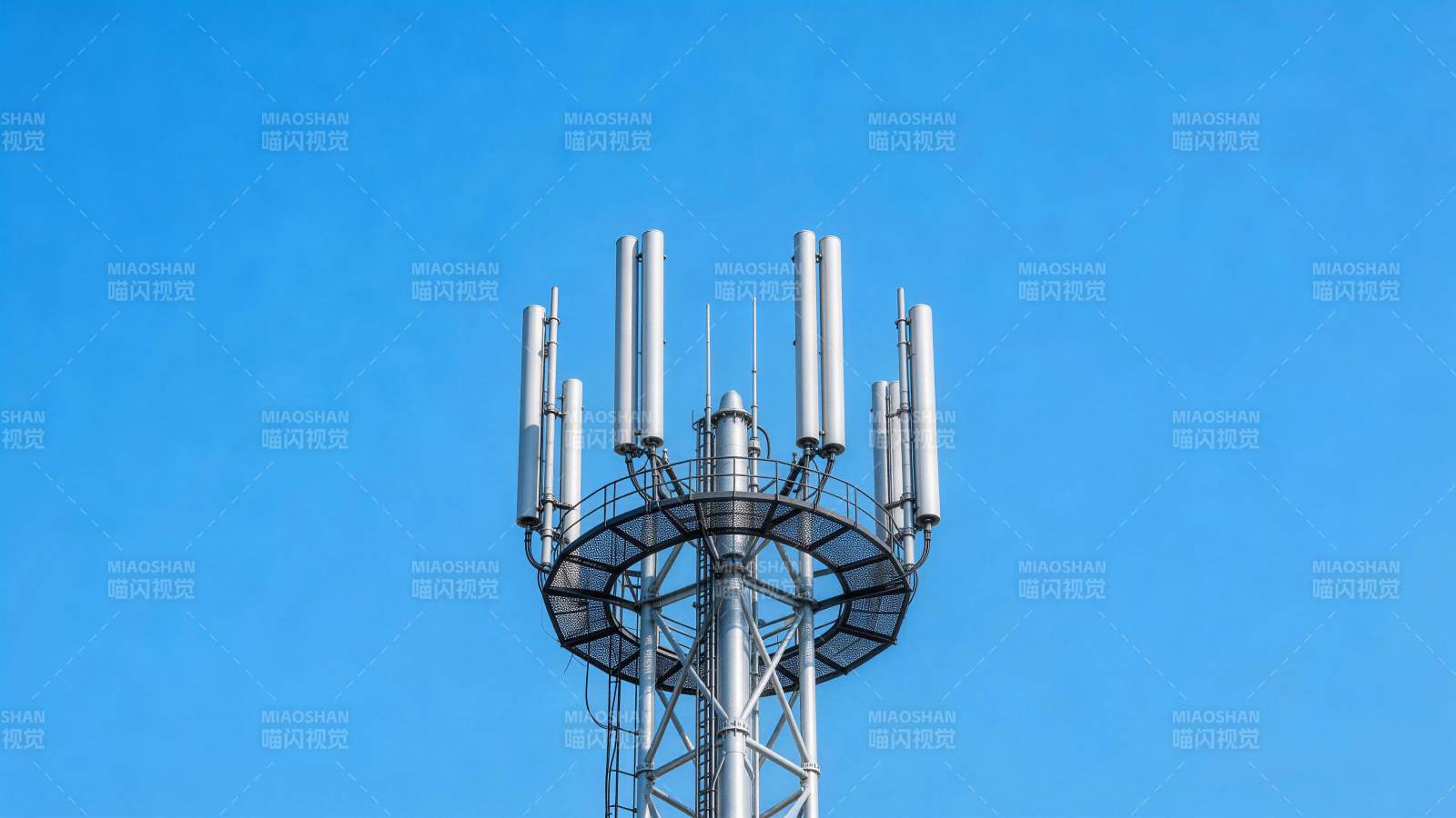 通信基站天线阵列在蓝天背景下的特写图片