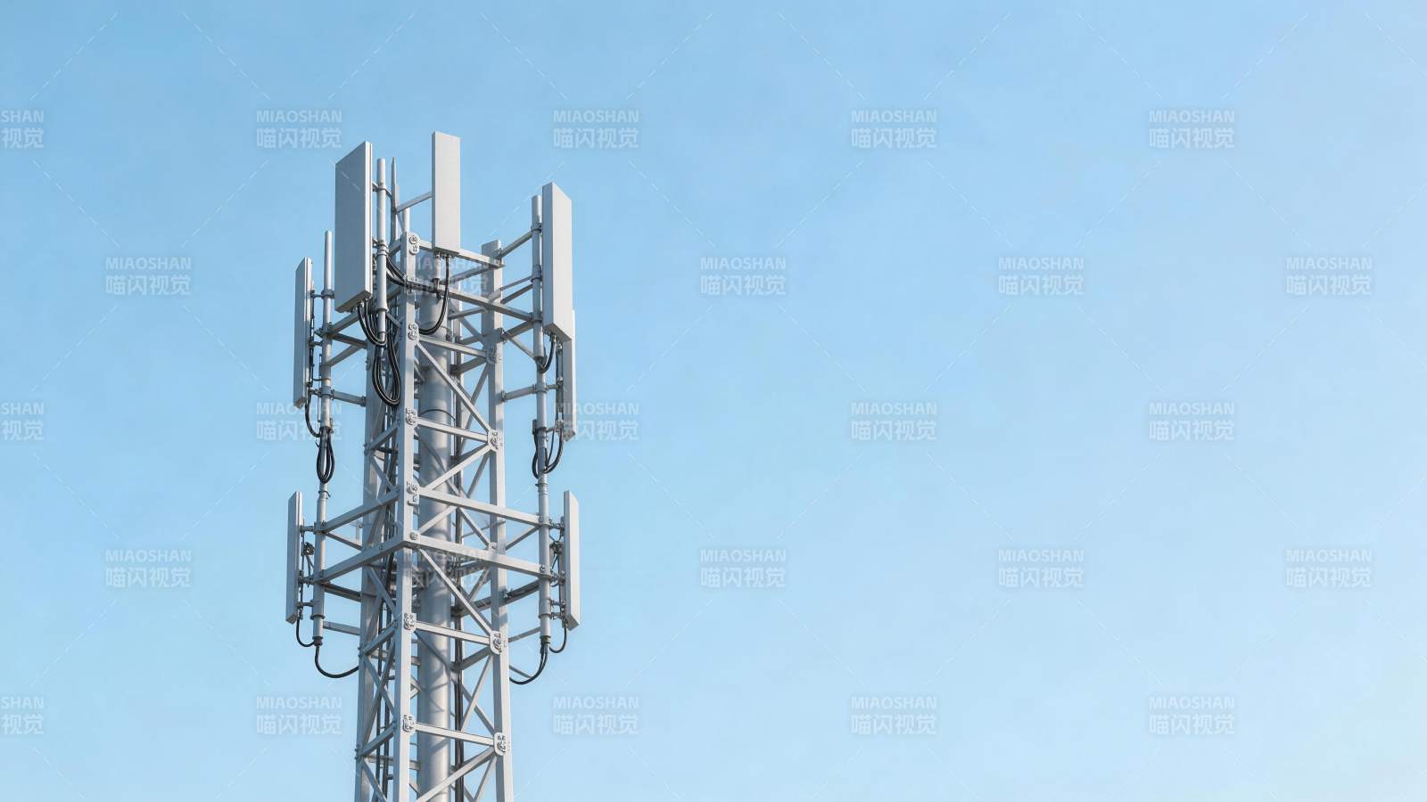 通信基站天线塔架与蓝天背景特写图片