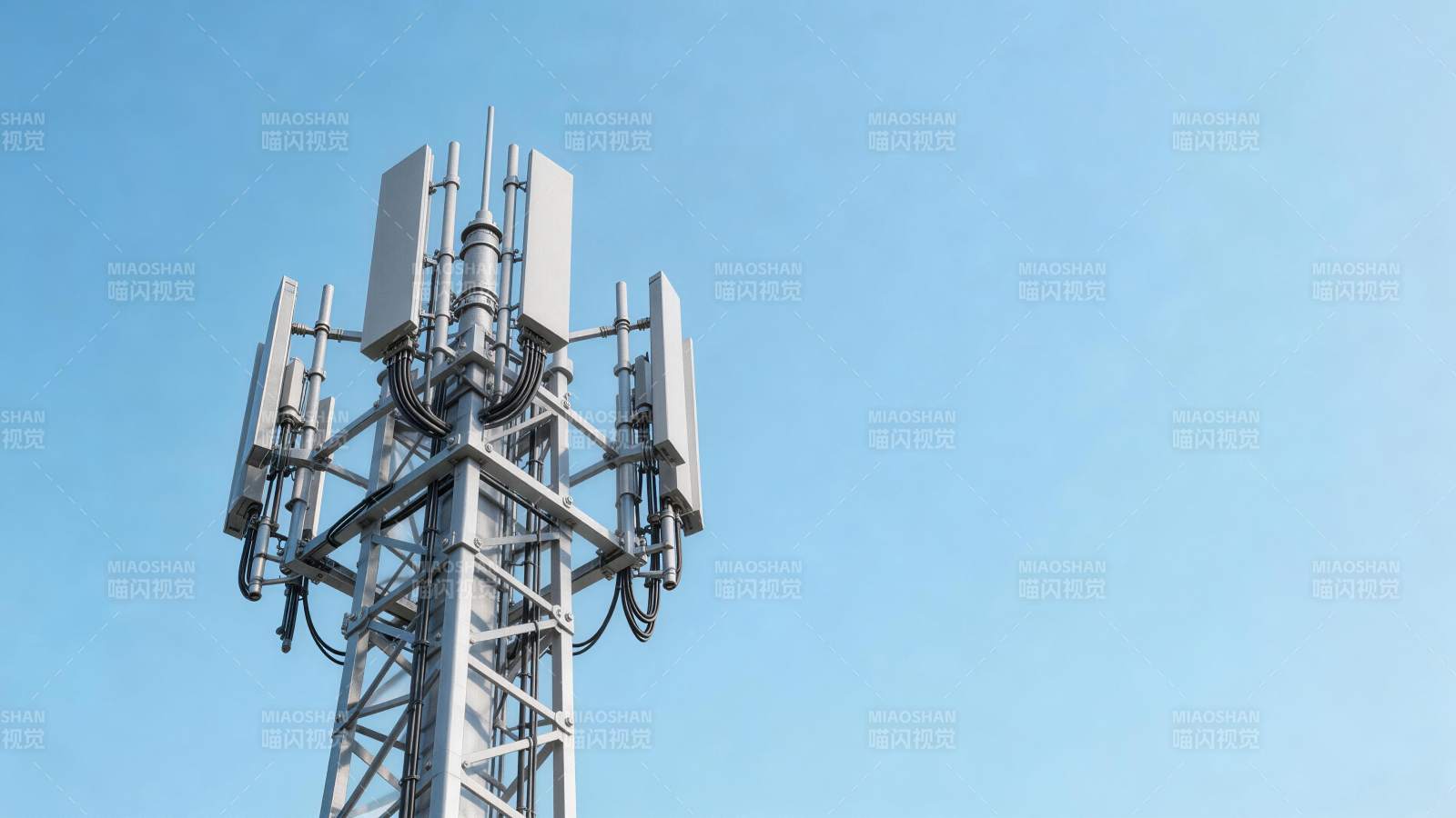 通信基站天线阵列与金属塔架结构特写图片