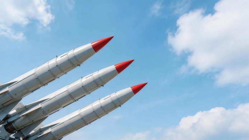 三枚红尖导弹斜指蓝天背景图片