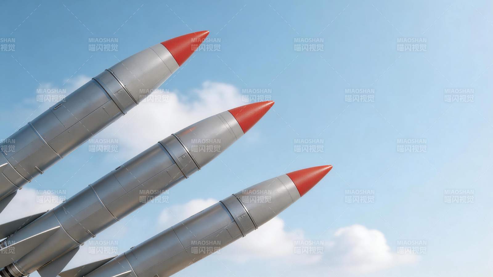 三枚银色导弹并列指向蓝天背景图片