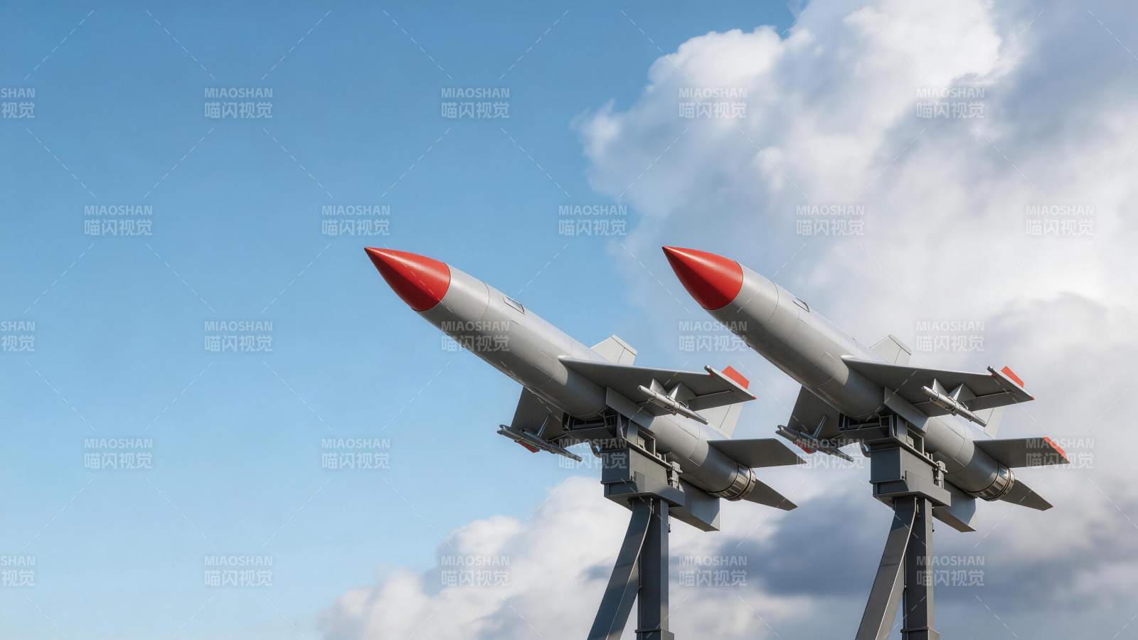 两枚红色弹头导弹陈列于发射架上图片