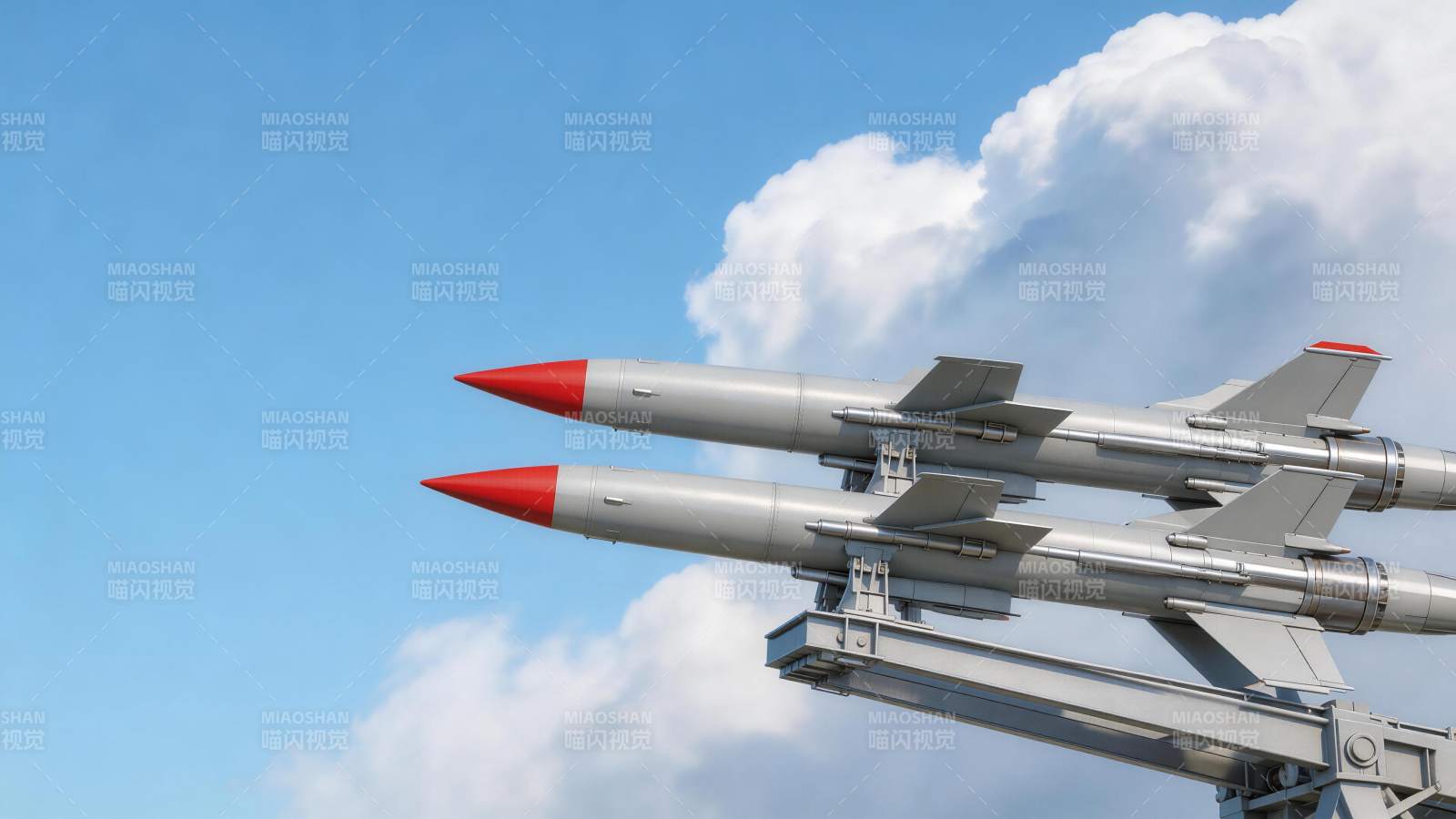 两枚银色导弹安装于发射架上指向蓝天图片