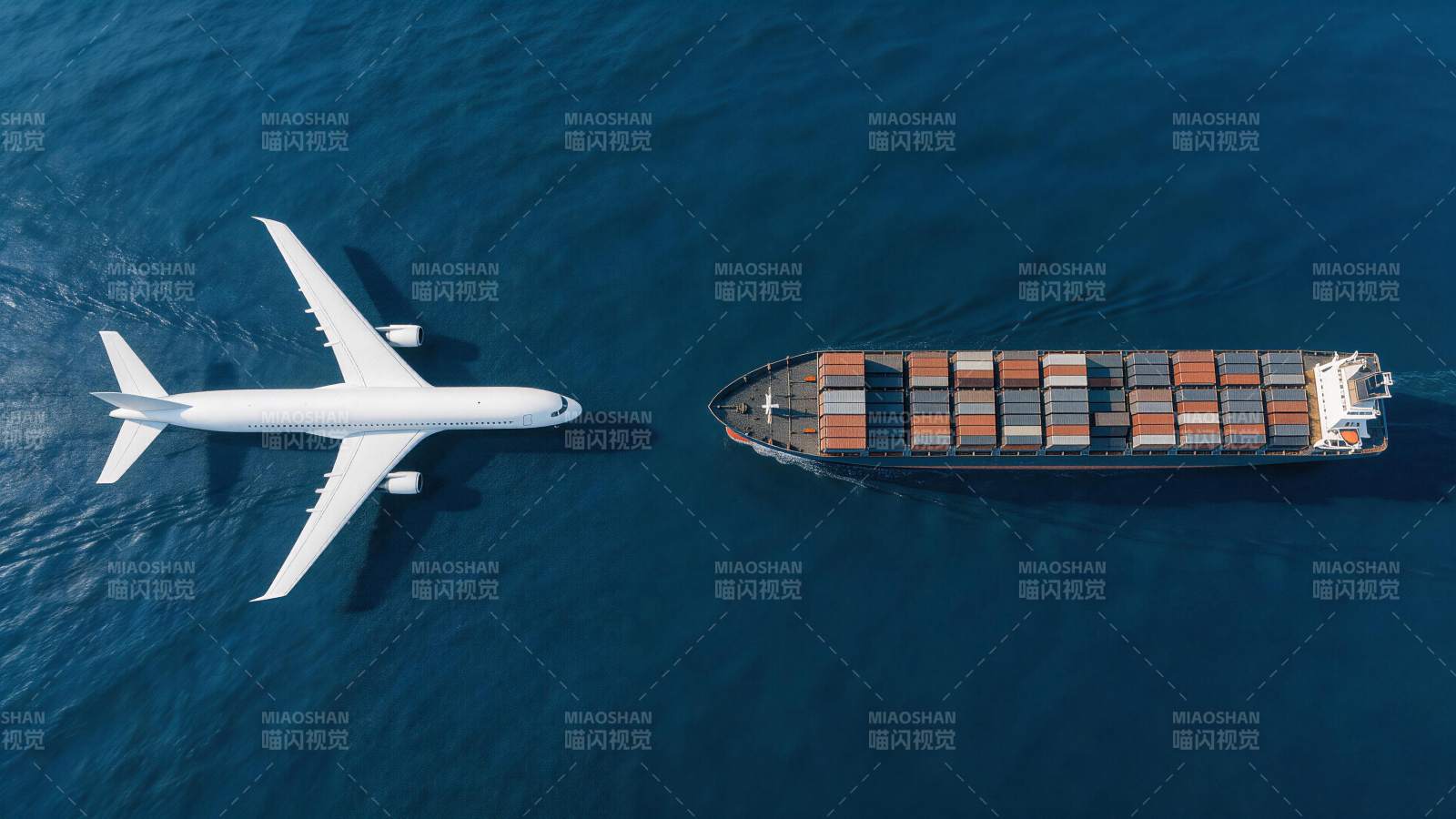 飞机与货轮在蓝色海面上并行航行图片