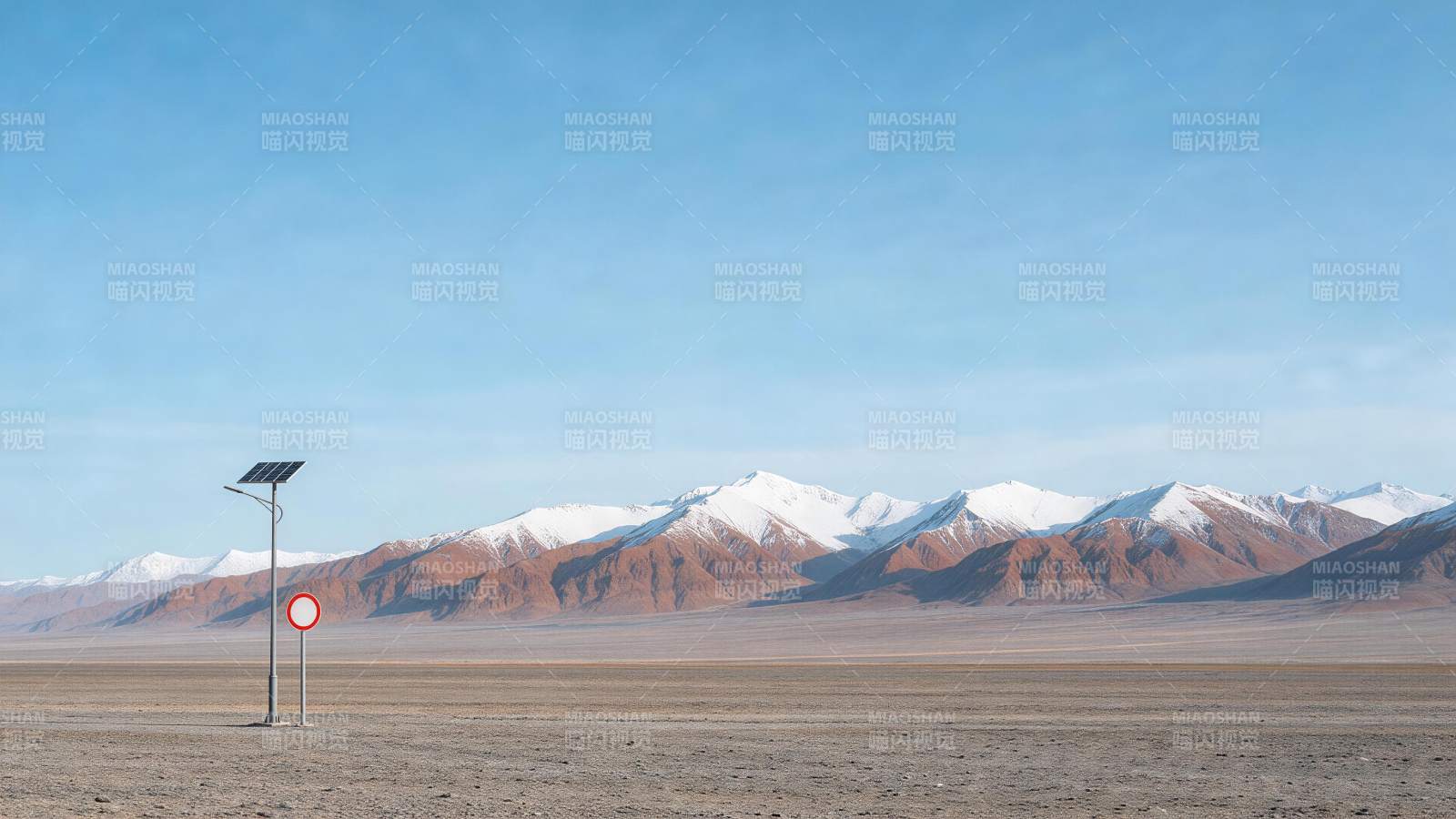 荒漠中太阳能路灯与雪山远景构成的开阔景观图片