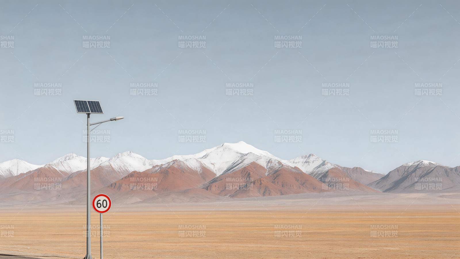 荒漠公路旁太阳能路灯与雪山远景图片
