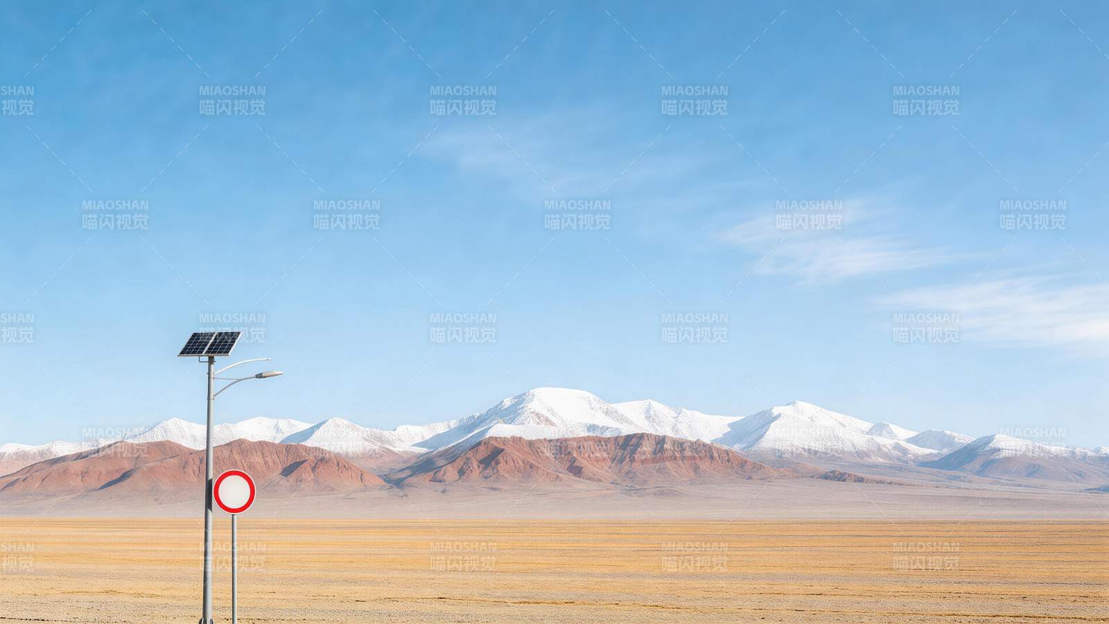 雪山荒漠中的太阳能路灯与禁行标志图片