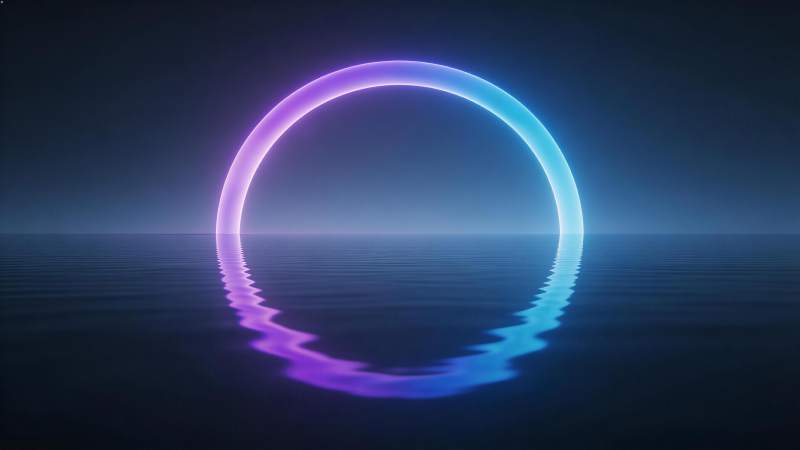 霓虹光环悬浮水面形成对称倒影图片