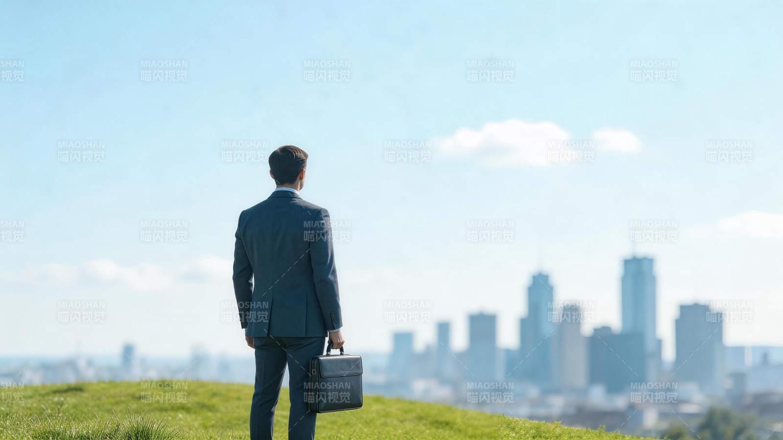 西装男子持公文包眺望城市天际线图片