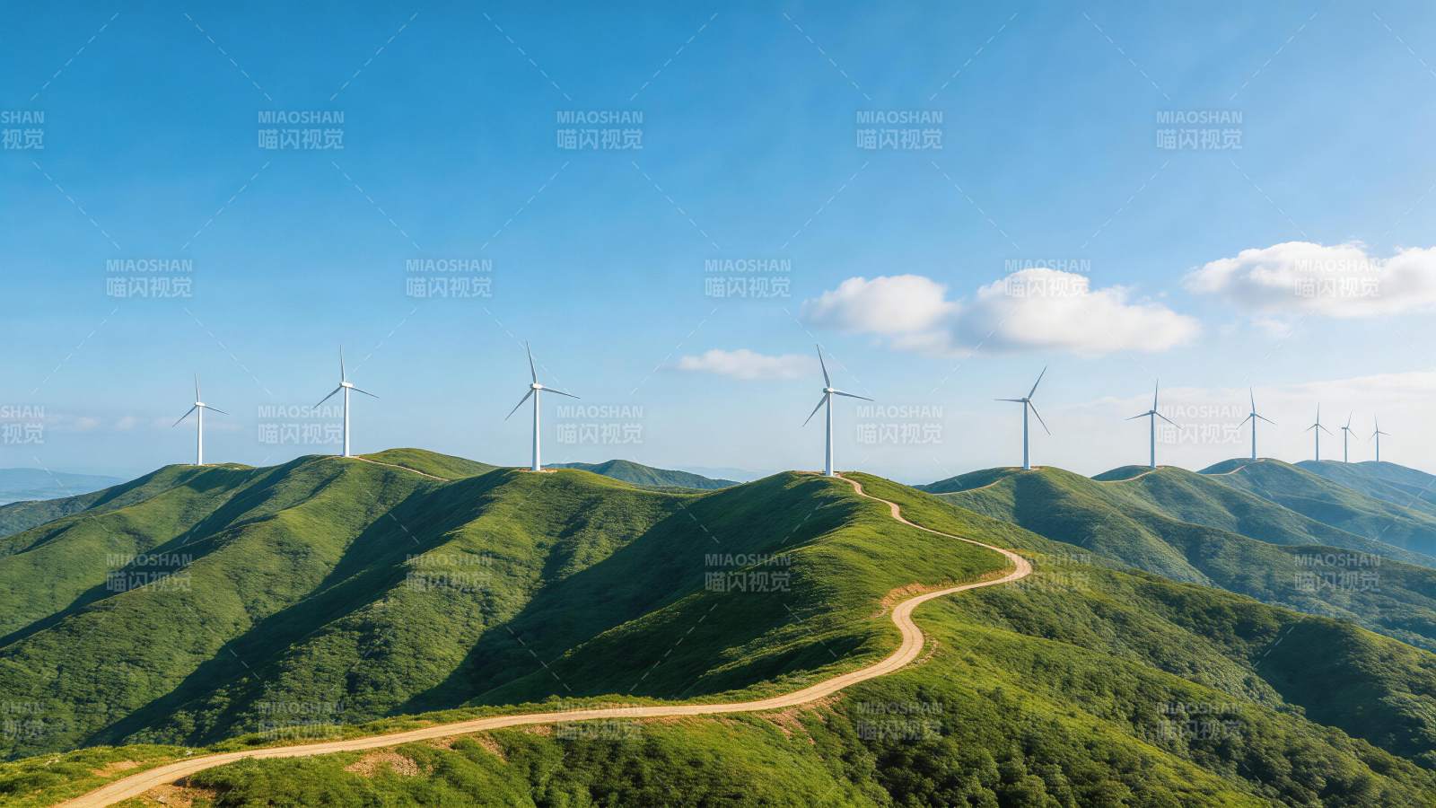 绿色山丘上排列的白色风力发电机群图片
