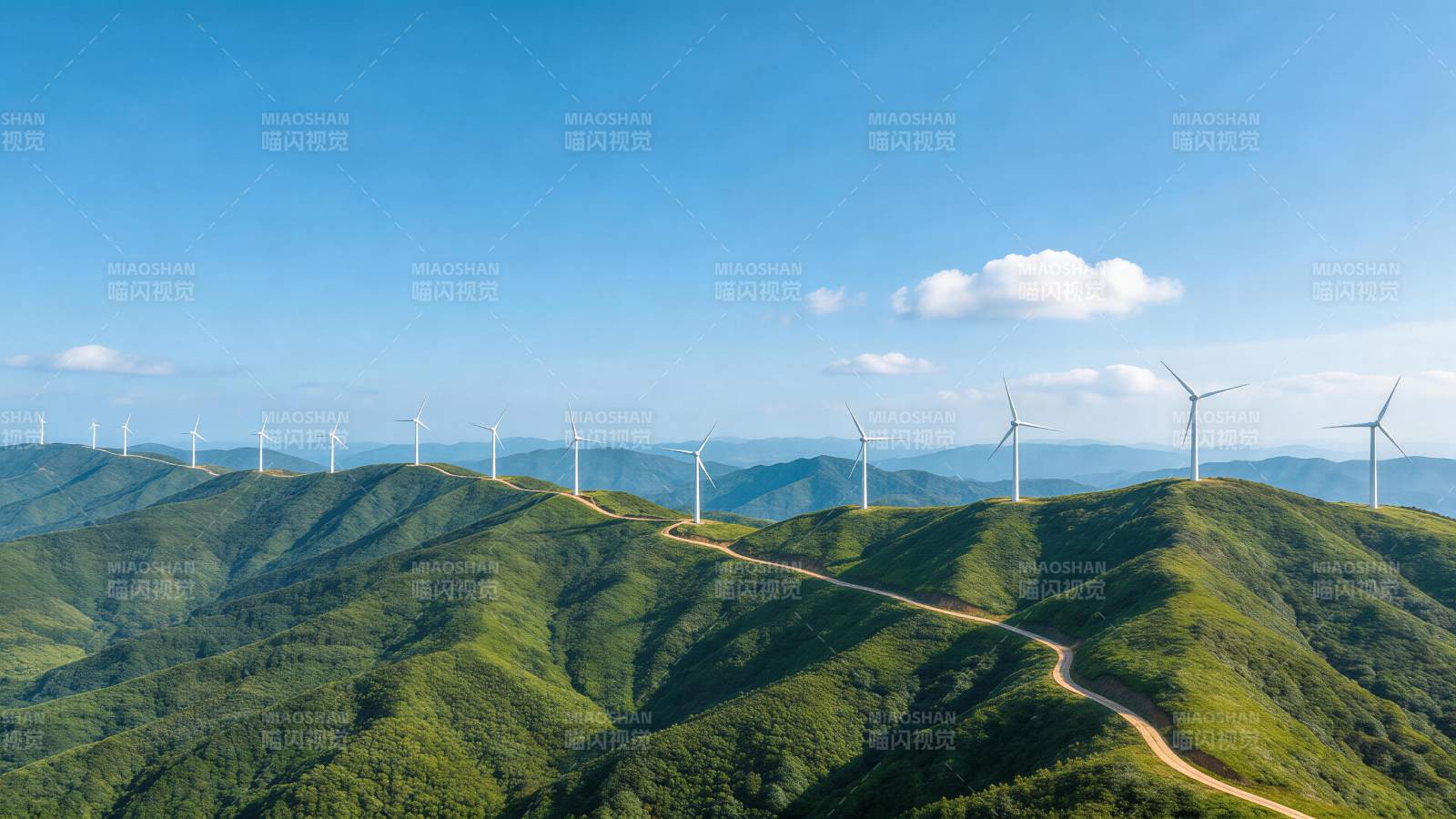 青山连绵山脊线上排列多座白色风力发电机图片