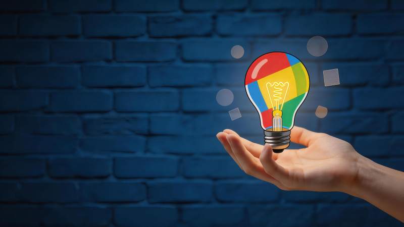 手掌托举彩色拼接灯泡创意图像图片