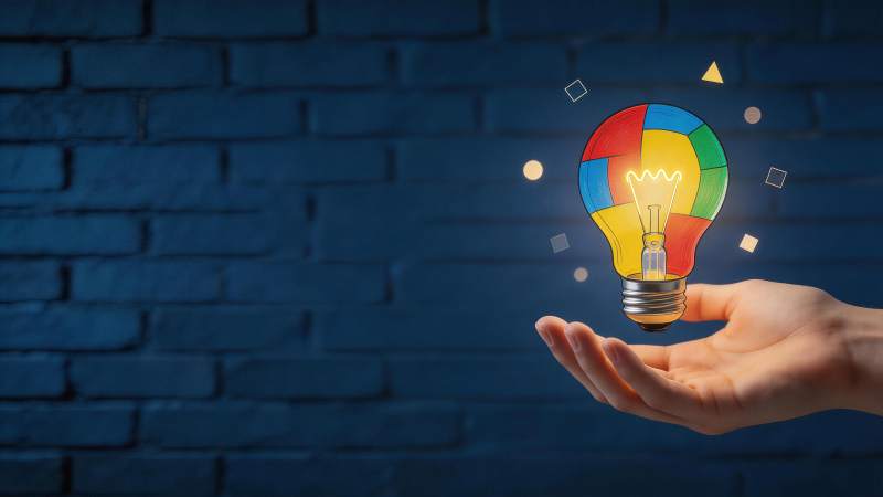 手掌托举彩色拼接发光灯泡创意图图片