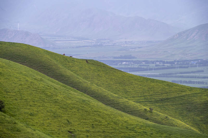 新疆阿克塔斯草原山坡图片