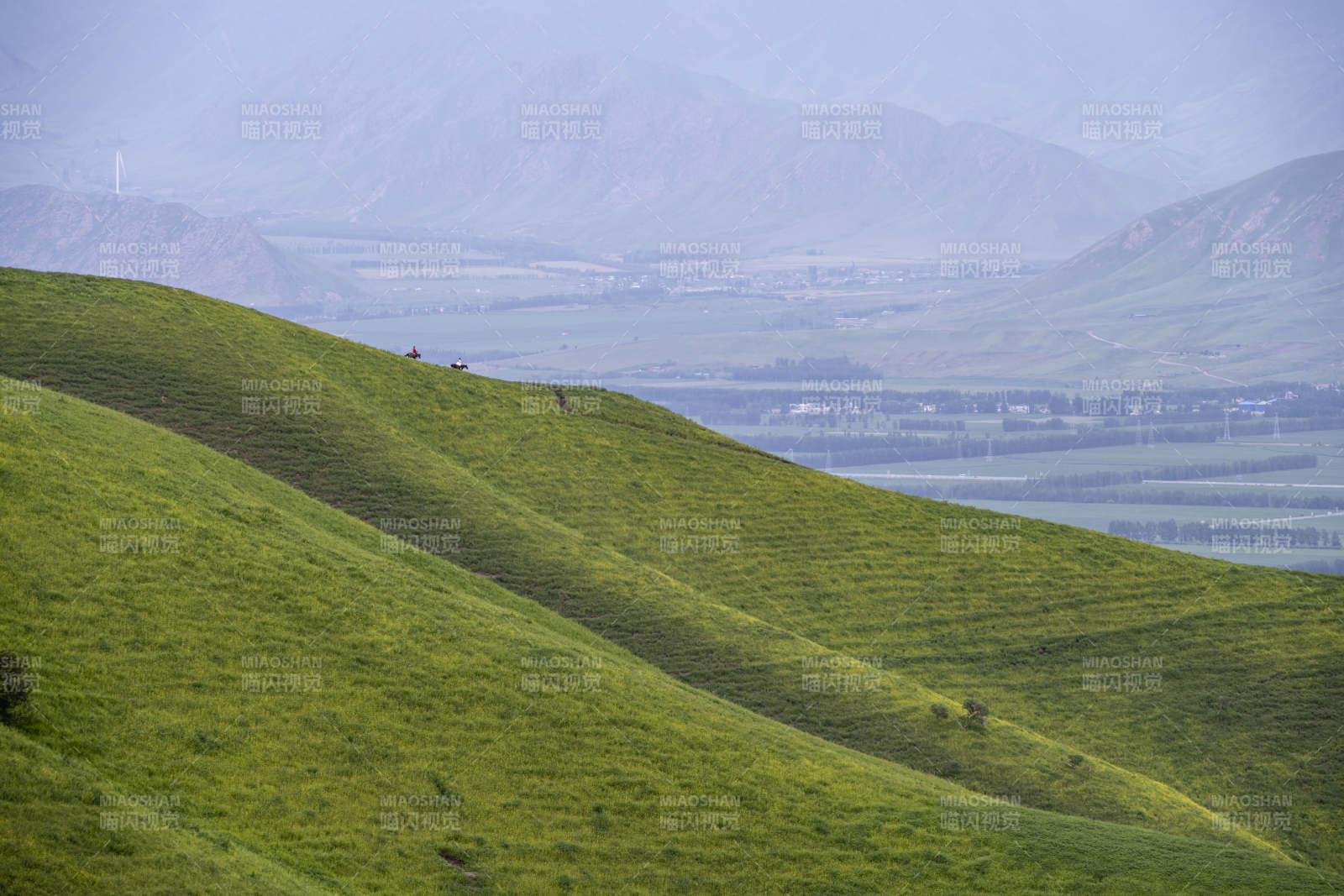 新疆阿克塔斯草原山坡图片
