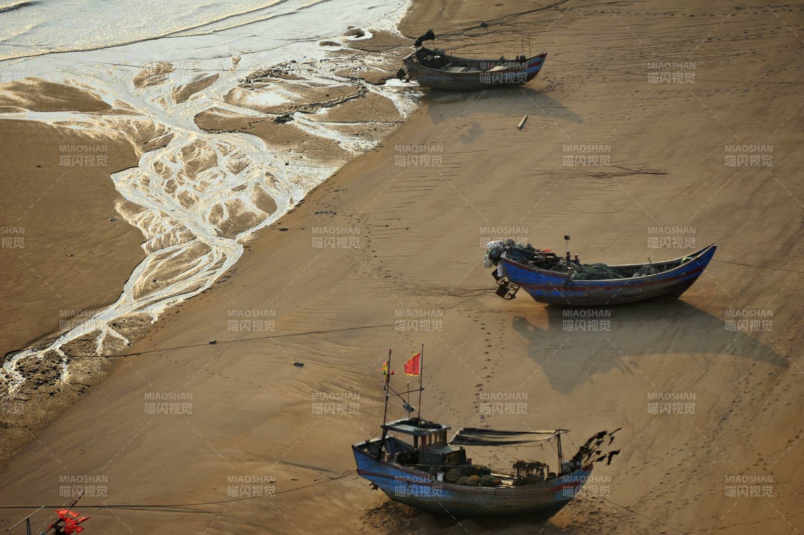 福建霞浦沙滩上的渔船图片