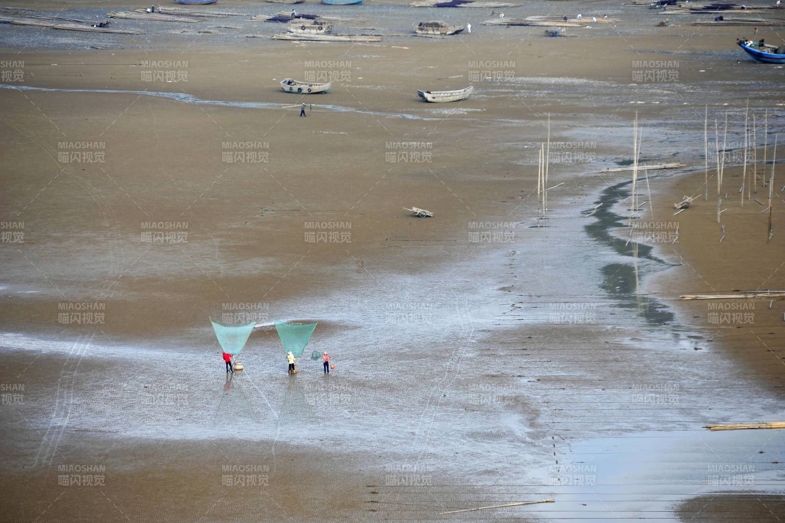 滩涂上的人影图片