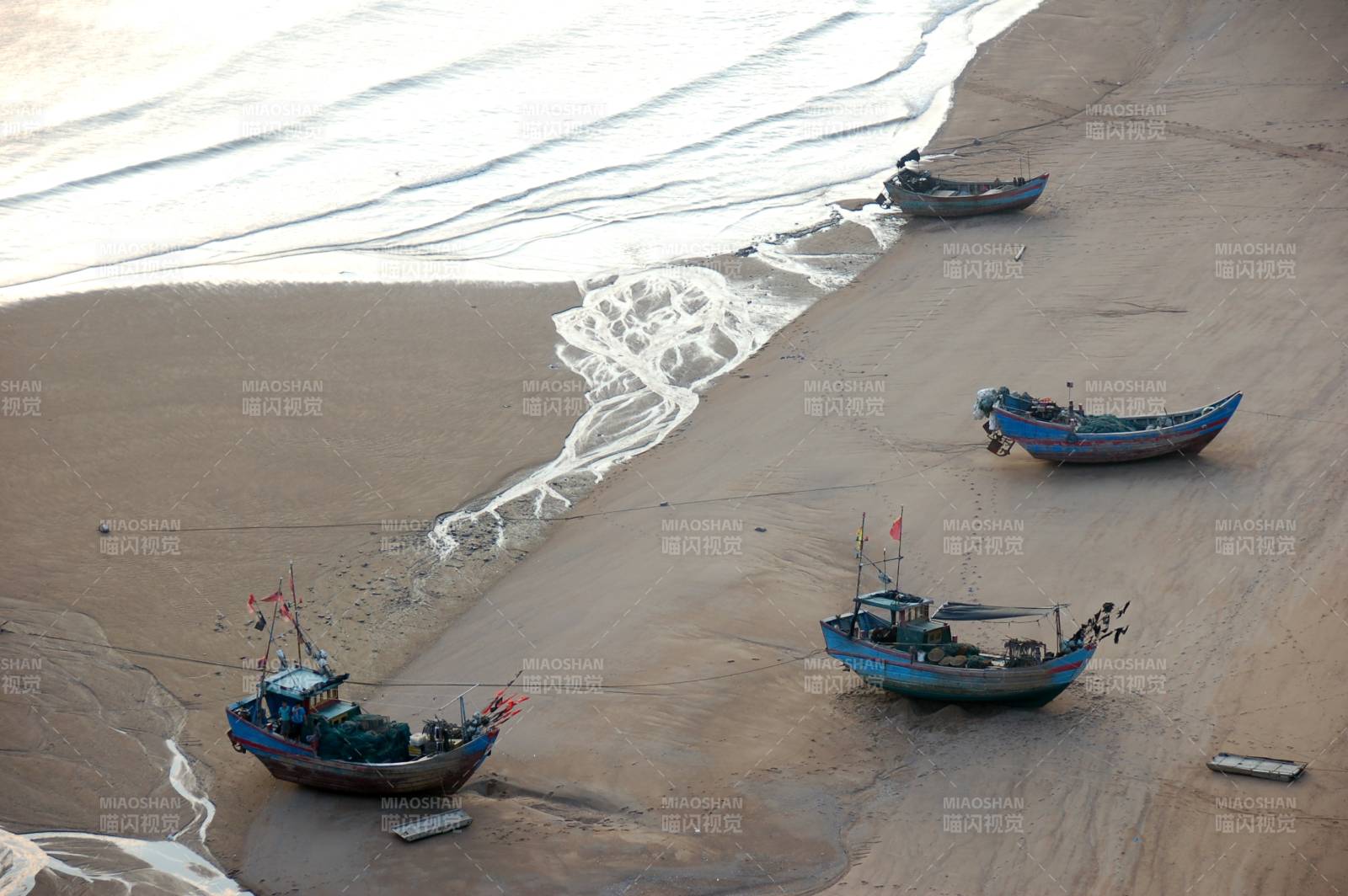 渔船搁浅沙滩图片