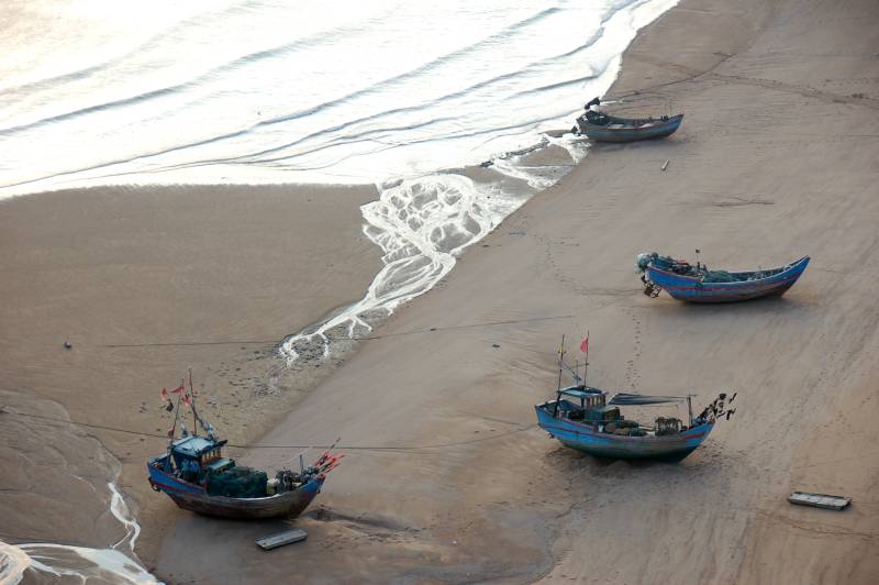 渔船搁浅沙滩图片