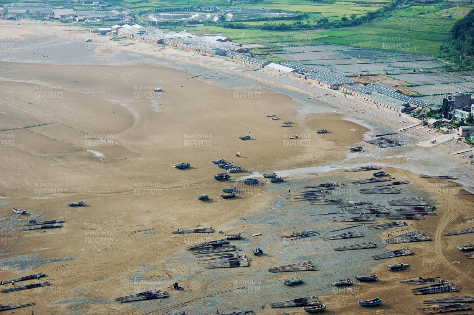 滩涂渔船航拍图图片