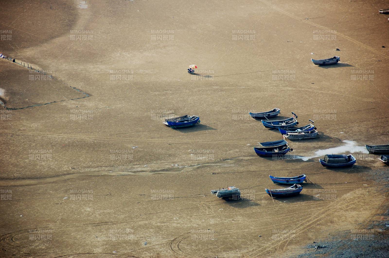 沙滩上的蓝色小船图片