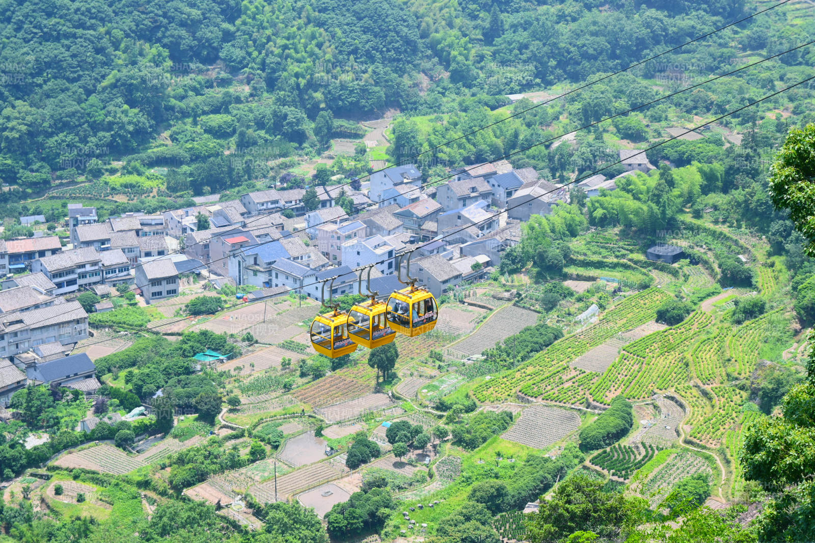 山间缆车掠过村落图片