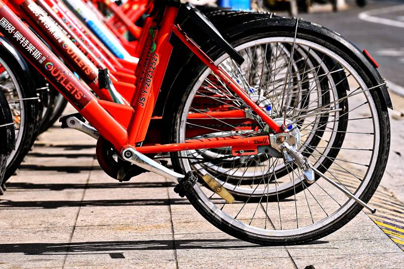 红色共享单车停放图片