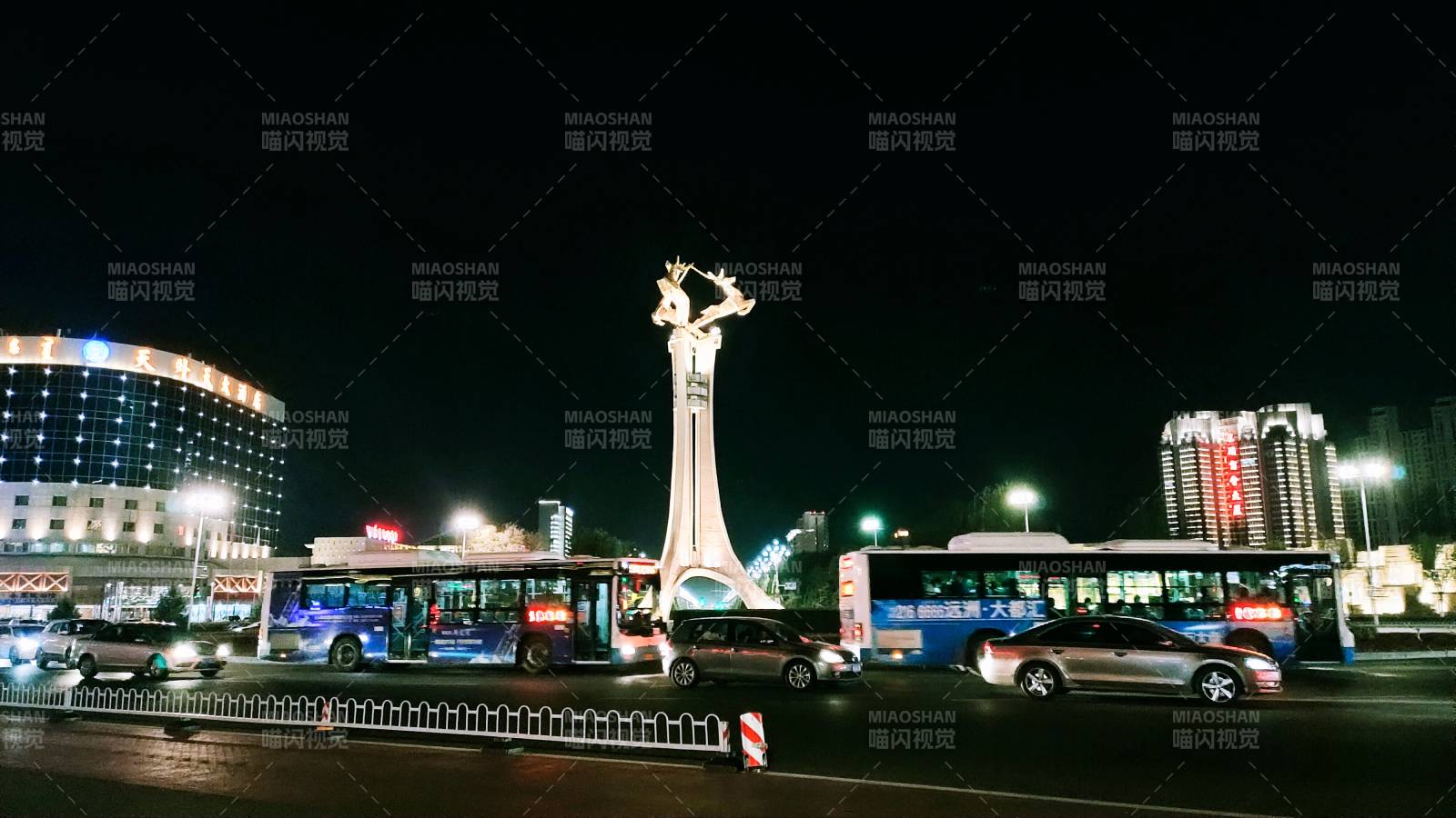 夜景雕塑与公交图片