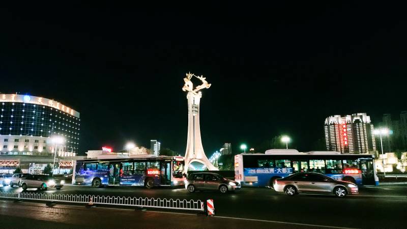 夜景雕塑与公交图片