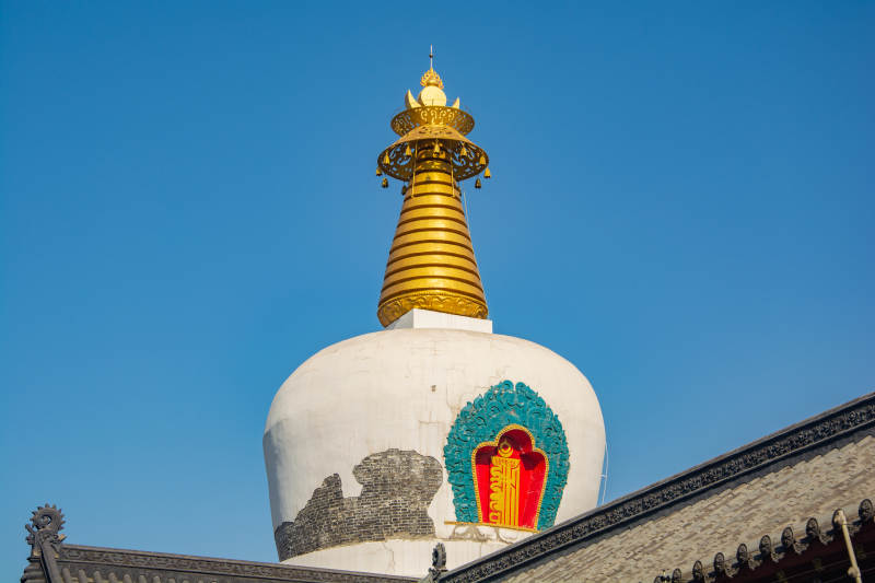 沈阳南塔白塔金顶映蓝天图片