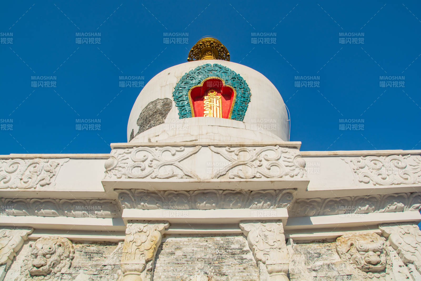 沈阳南塔白塔蓝天映衬图片