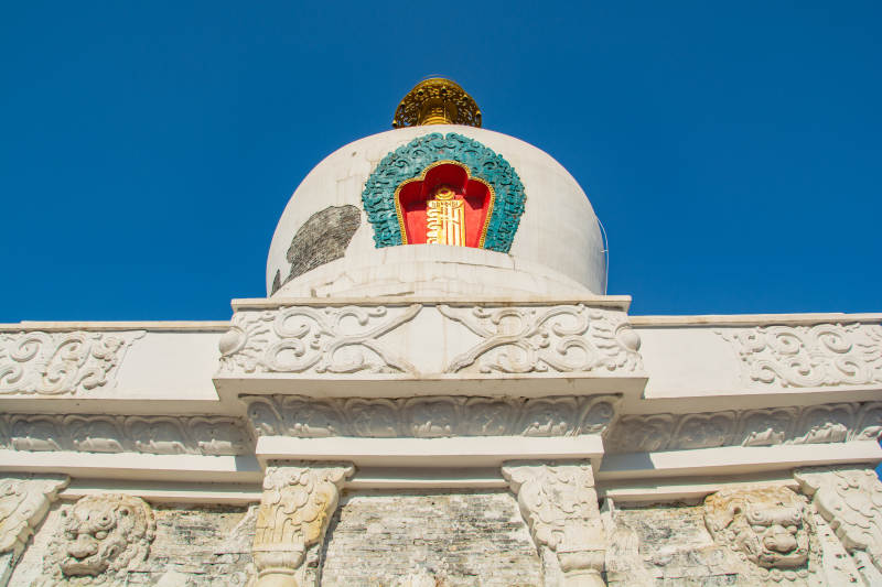 沈阳南塔白塔蓝天映衬图片